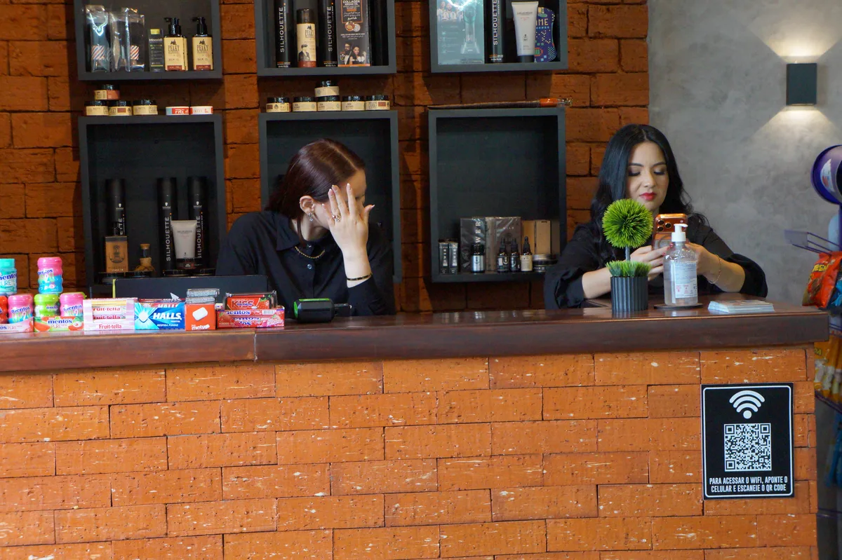 Espaço de recepção, produtos e acolhimento da Barbearia Goiano