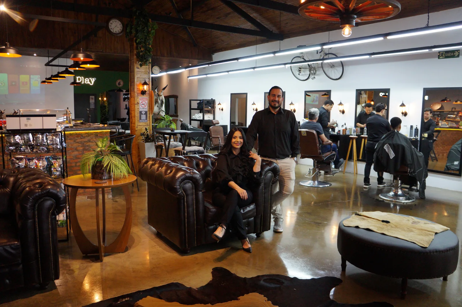 Ambiente interno acolhedor da Barbearia Goiano