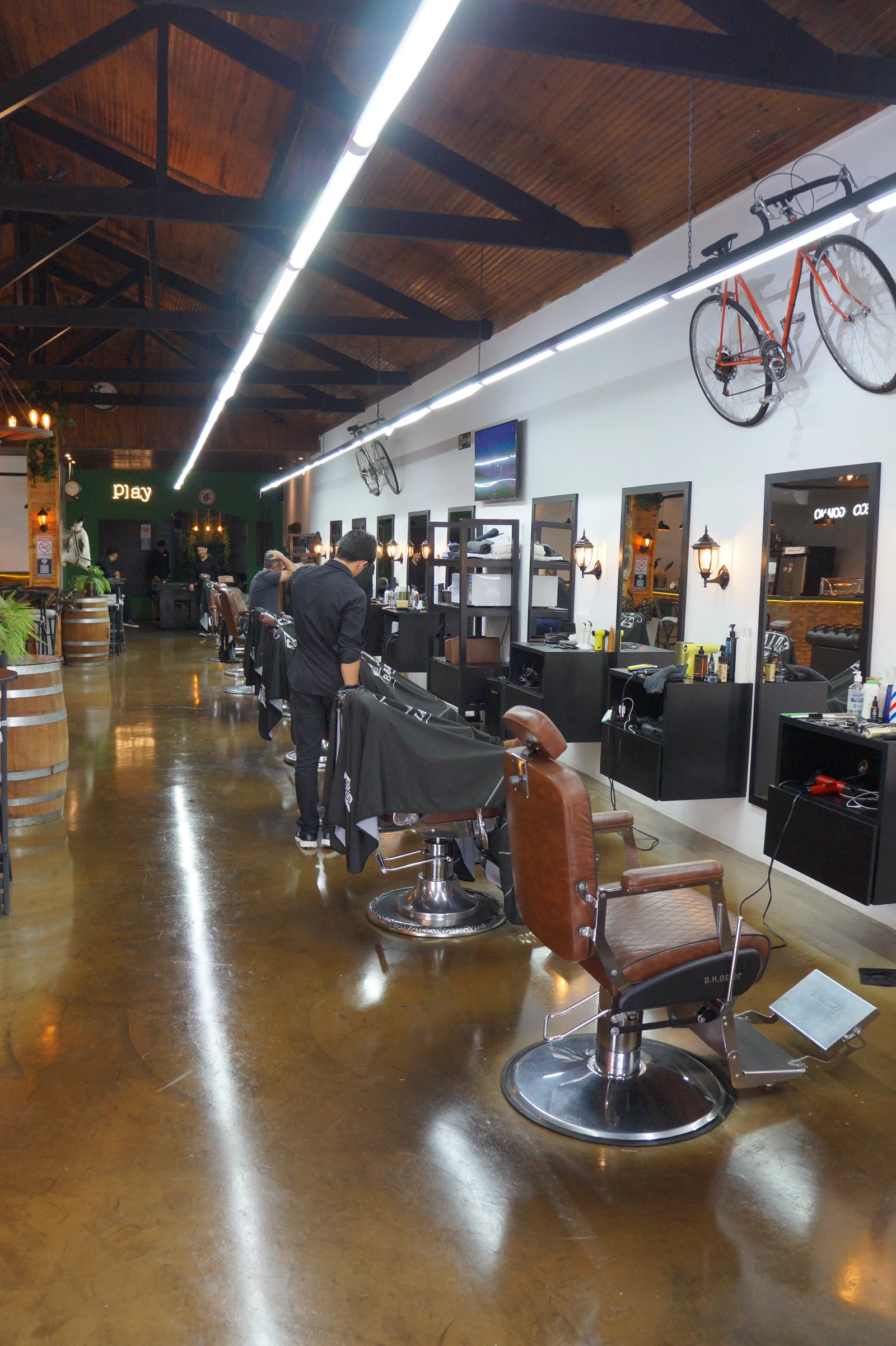 Interior acolhedor da Barbearia Goiano com tijolo e madeira