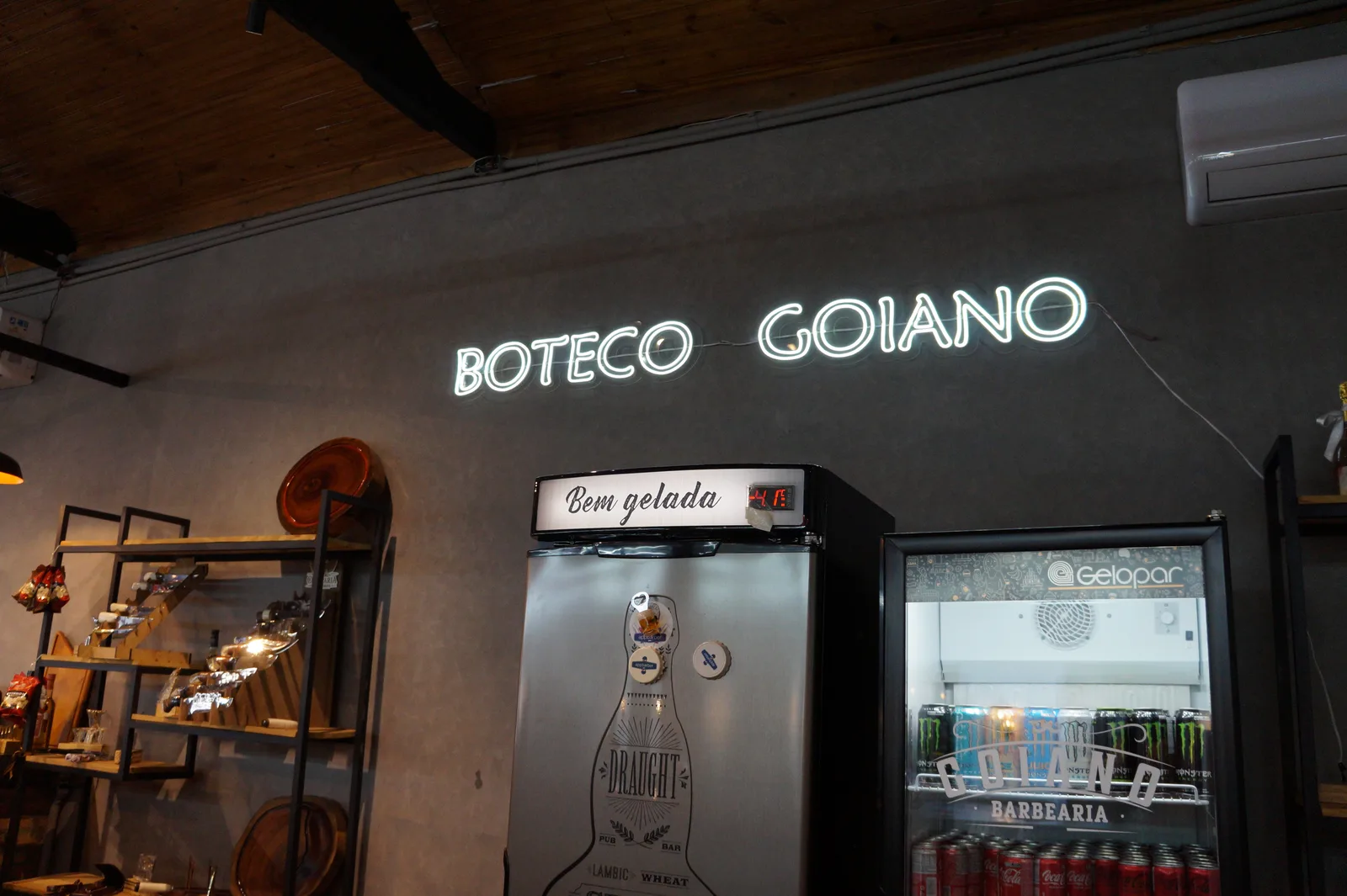 Balcão e boteco da Barbearia Goiano