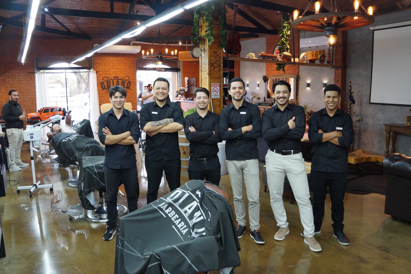 Equipe Barbearia Goiano reunida na bancada: Joel, José, Luis Fernando, Elias, Everton e João Alexandre